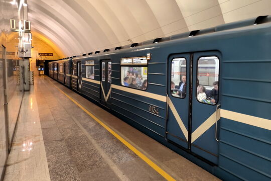 Успеть за 60 минут: в Петербурге запустили сказочный поезд, которому осталось жить всего месяц