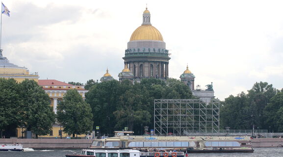 От Достоевского до «кукурузины»: как выбрать водный маршрут по Петербургу и не пожалеть