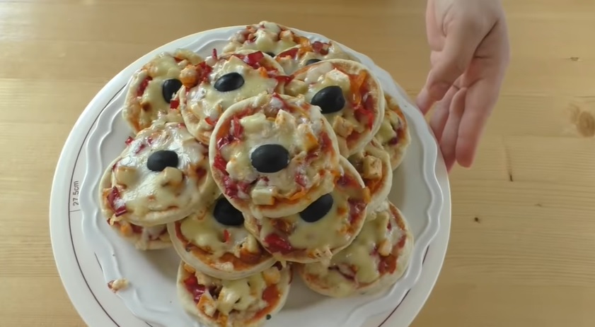 И духовка не нужна: рецепт мини-пиццы на сковородке - image 1