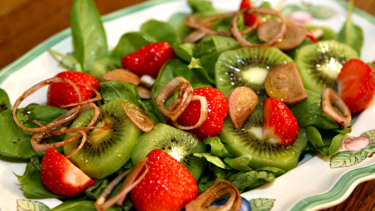 Разнообразие вкусов: как приготовить простой салат с клубникой, рассказала Юлия Высоцкая - image 1