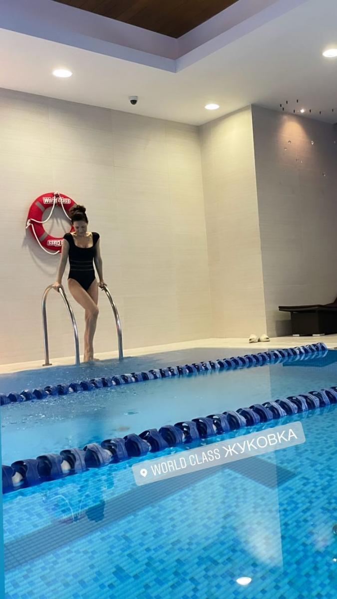 Ай да Катя: 43-летняя Климова похвасталась идеальной фигурой в купальнике - image 1