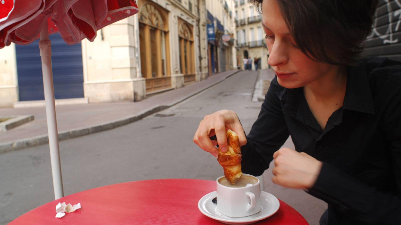 По этой странной привычке вы узнаете жителя Франции в любом кафе: выдаст один нюанс - image 1