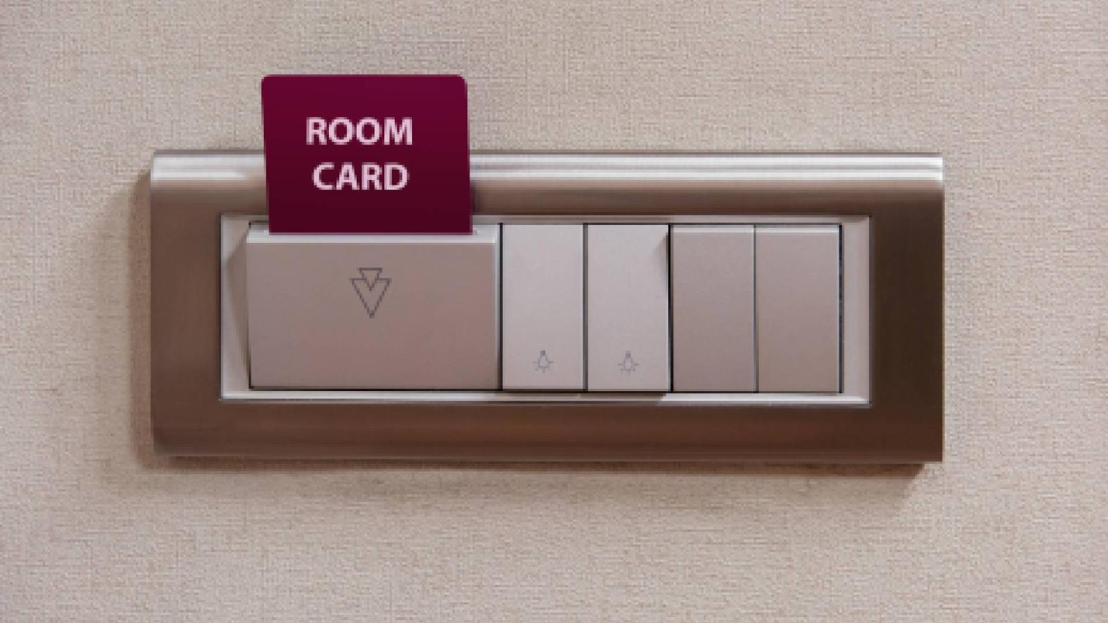 Вот как легко обойти карточную систему в отелях: опытные туристы знают простой способ - image 1