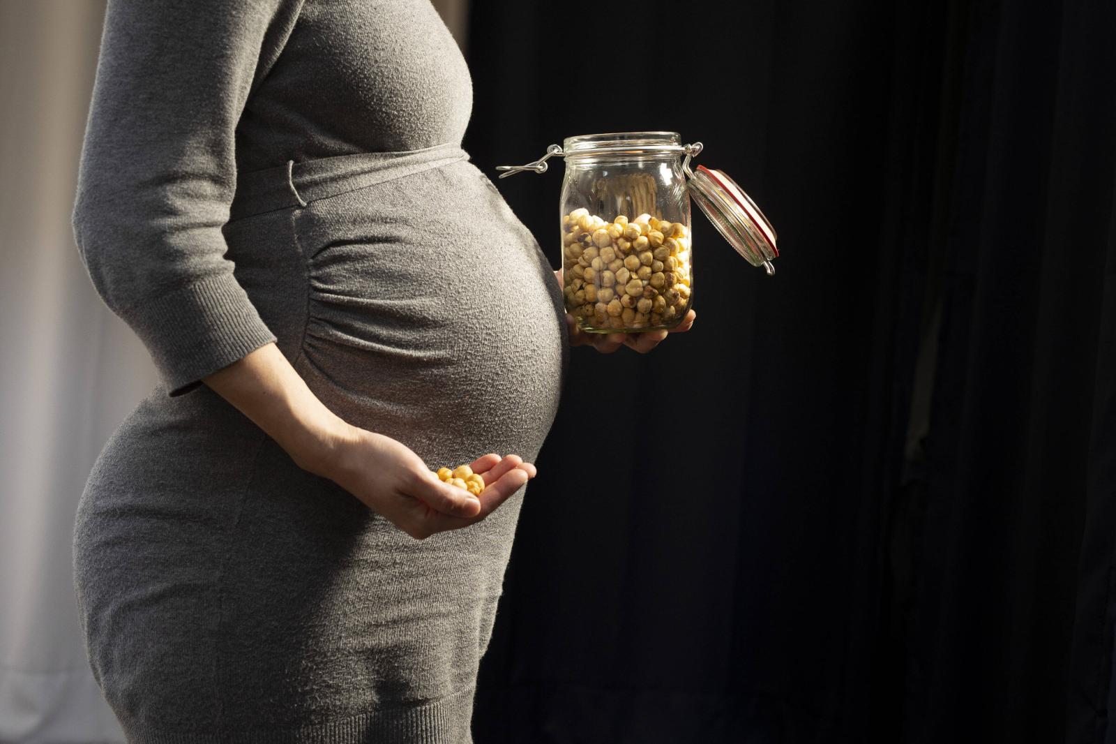 Почему беременные едят мел, и не вредно ли это для организма мамы и малыша - image 1