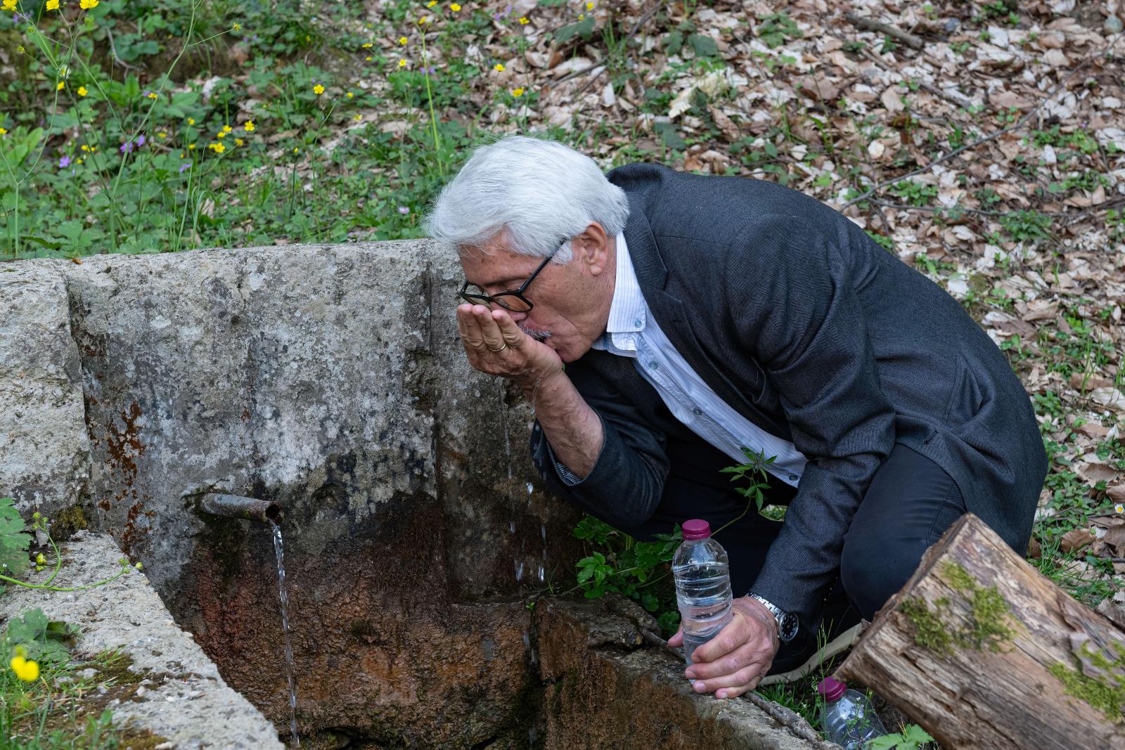 Иллюзия или правда чистая вода? Врач объяснил, а так ли безопасно пить воду из родников - image 1