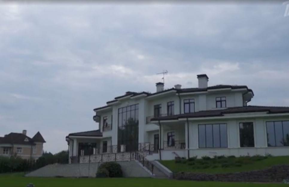 Вот как выглядит особняк за миллион долларов, куда переехала Полина Гагарина - image 2