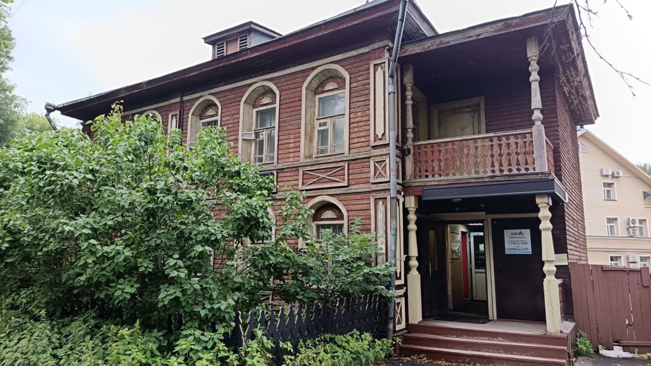 Здание, возле которого установлен памятный камень