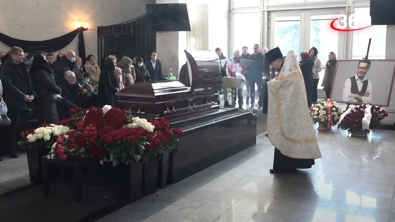 Простила суды и ссоры: бывшая жена Зеленского пришла на его похороны - image 1