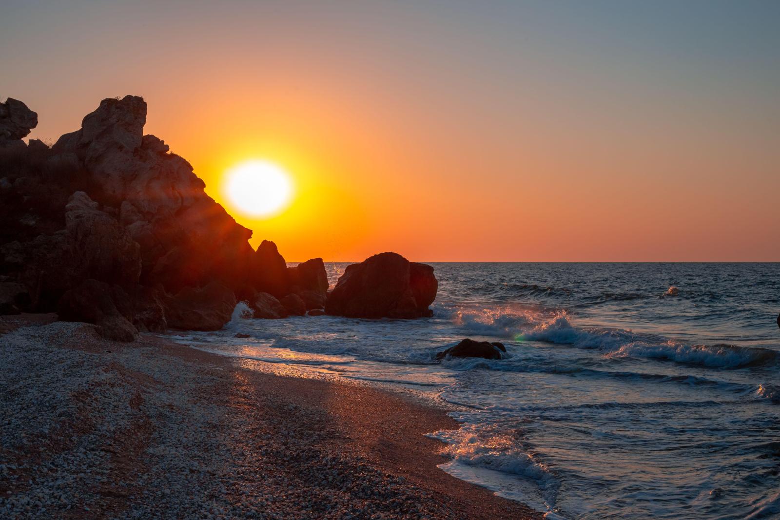 Прекрасный пляж и чистая вода: топ-3 пляжа в Крыму, которые оценят туристы по достоинству - image 1
