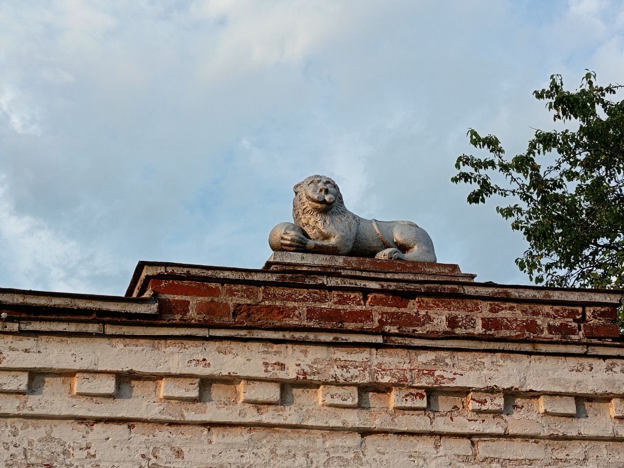 Зачем в старинных городах России повсюду рисовали львов, да еще и таких своеобразных - ответ и фото - image 2