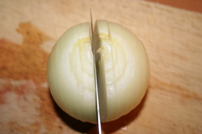 Гениальный и простой способ резки: как мелко покрошить луковицу за минуту - image 1