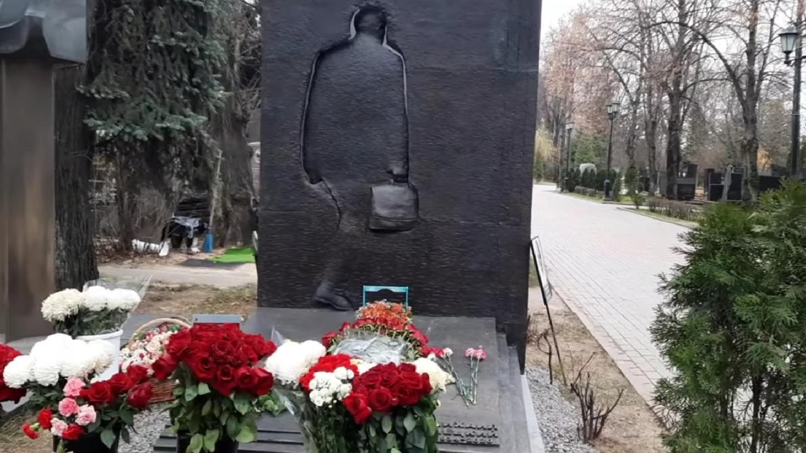 Оплатил друг: как выглядит могильный памятник Жванецкого за бешеные деньги - image 1