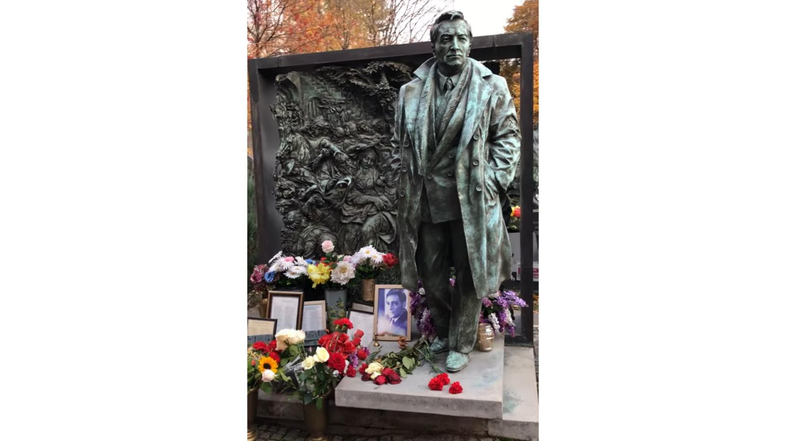 Только один советский актер удостоился самого дорогого в истории могильного памятника (фото) - image 1