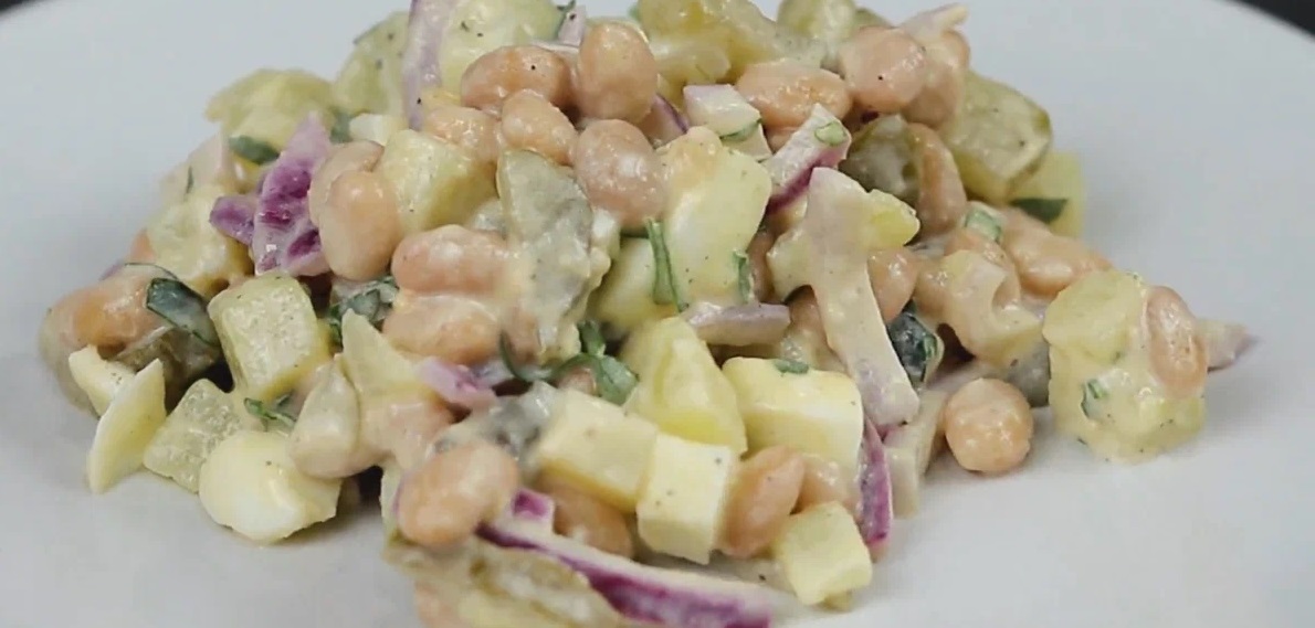 Оливье без мяса с фасолью станет вашим любимым блюдом: идеальный салат для лета - image 1