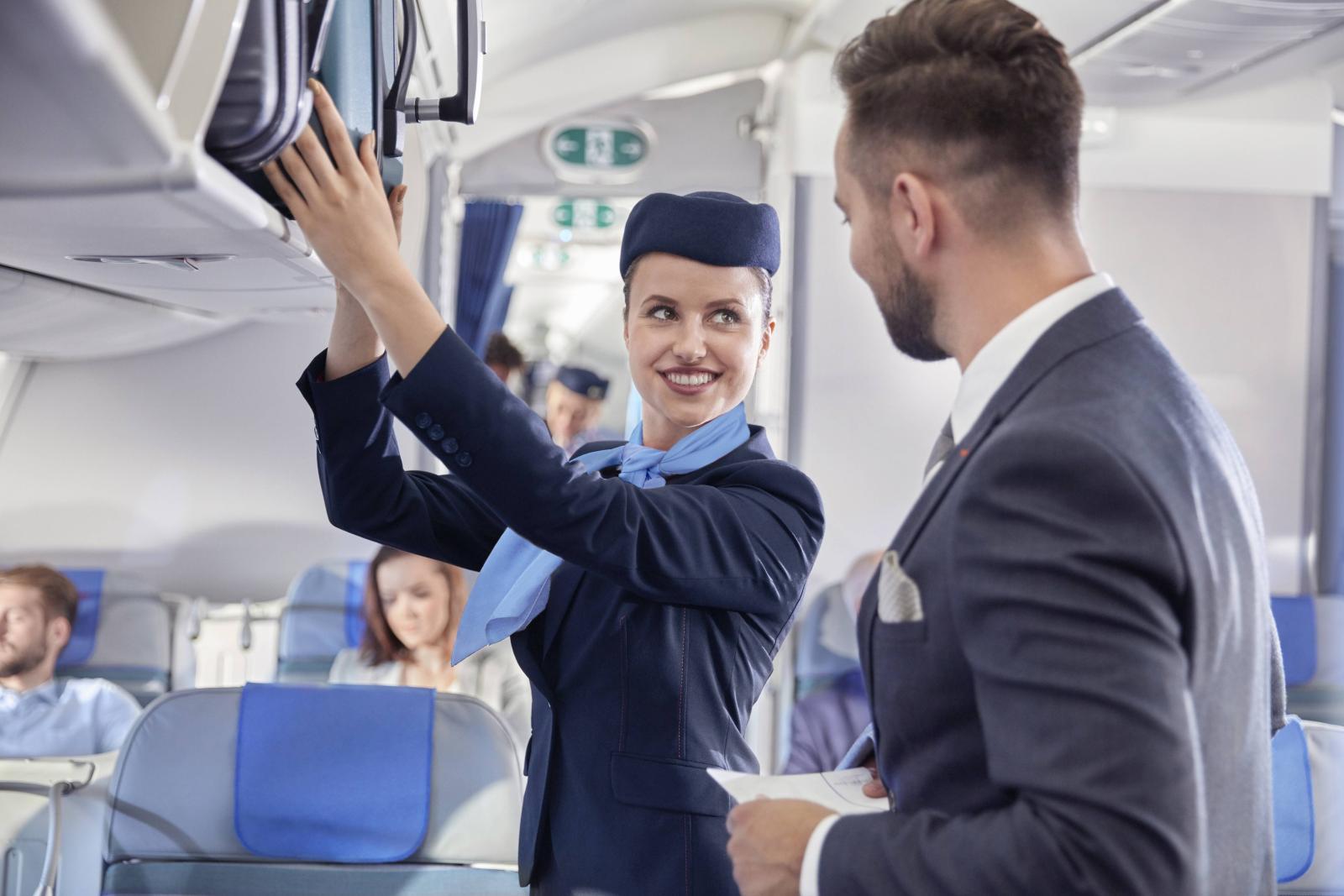 Четыре причины, по которым стюардесс не пускают на борт самолета: не все очевидные - image 2