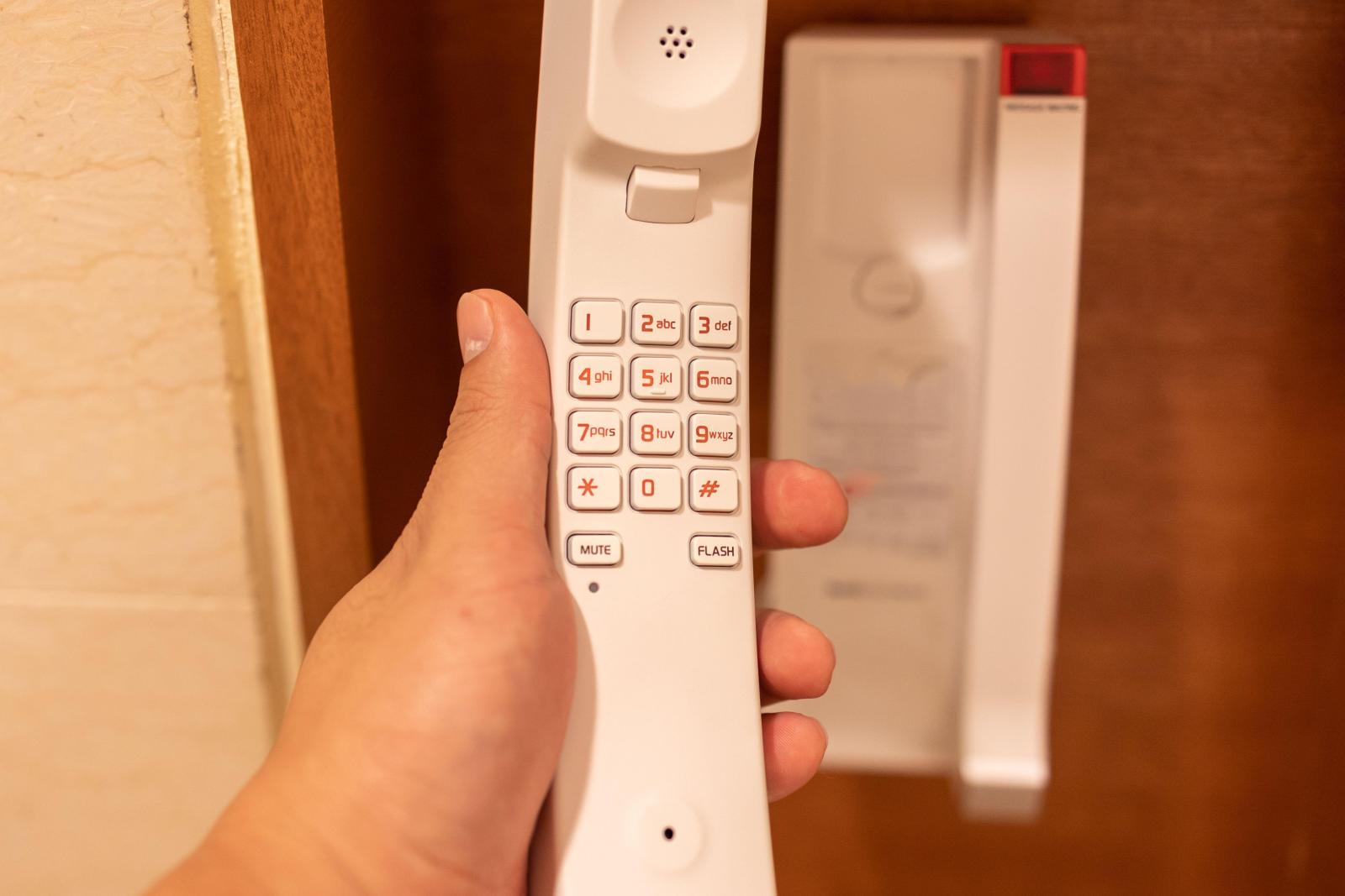 В отелях Сочи есть телефоны прямо в туалете: для чего это нужно, и кого можно по нему вызвать - image 1