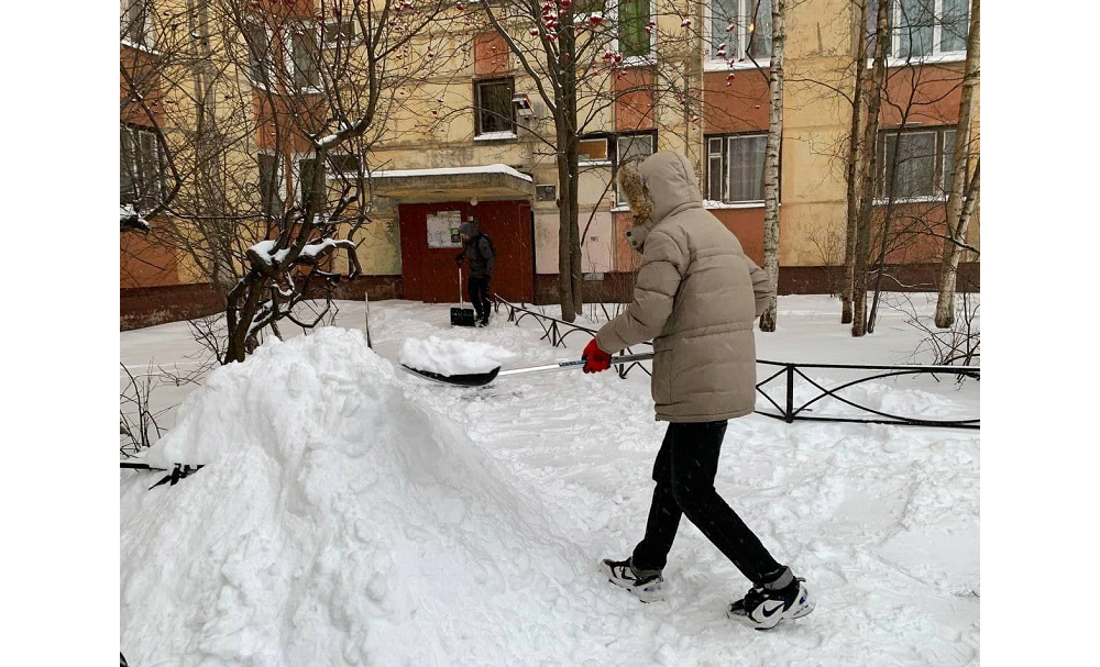 В Невском районе Петербурга активисты украсили сугроб надписью «куча Беглова» - image 2