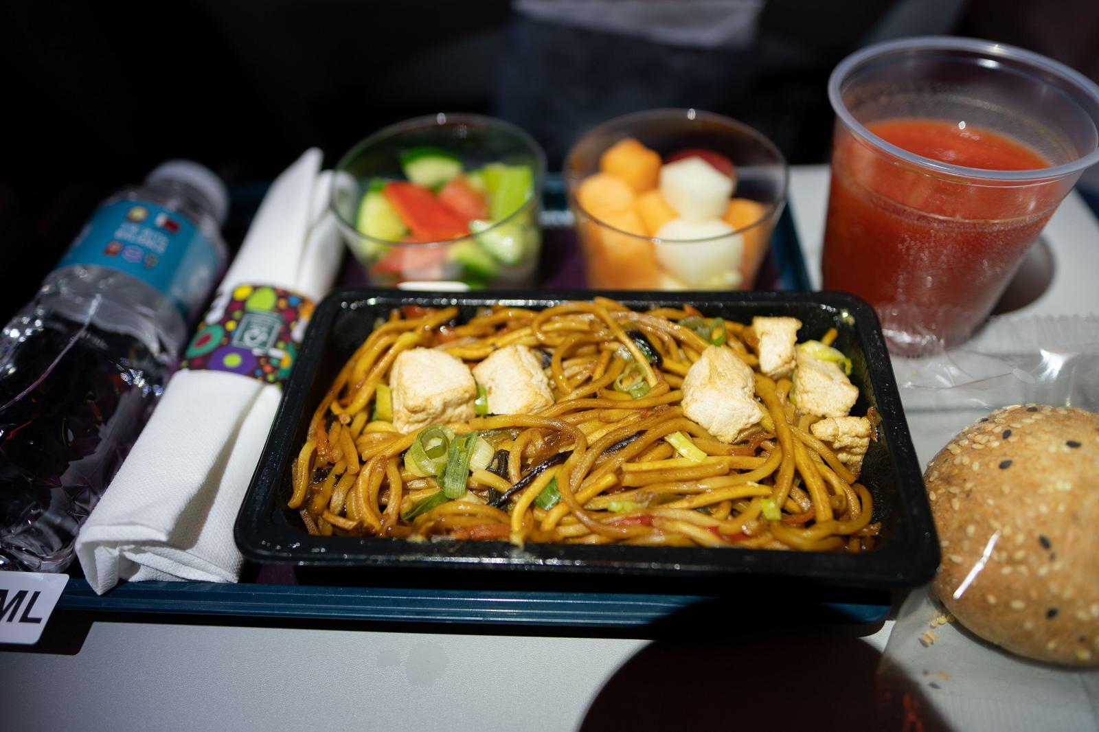 Какая еда в самолете меняет вкус, и почему так происходит - image 1