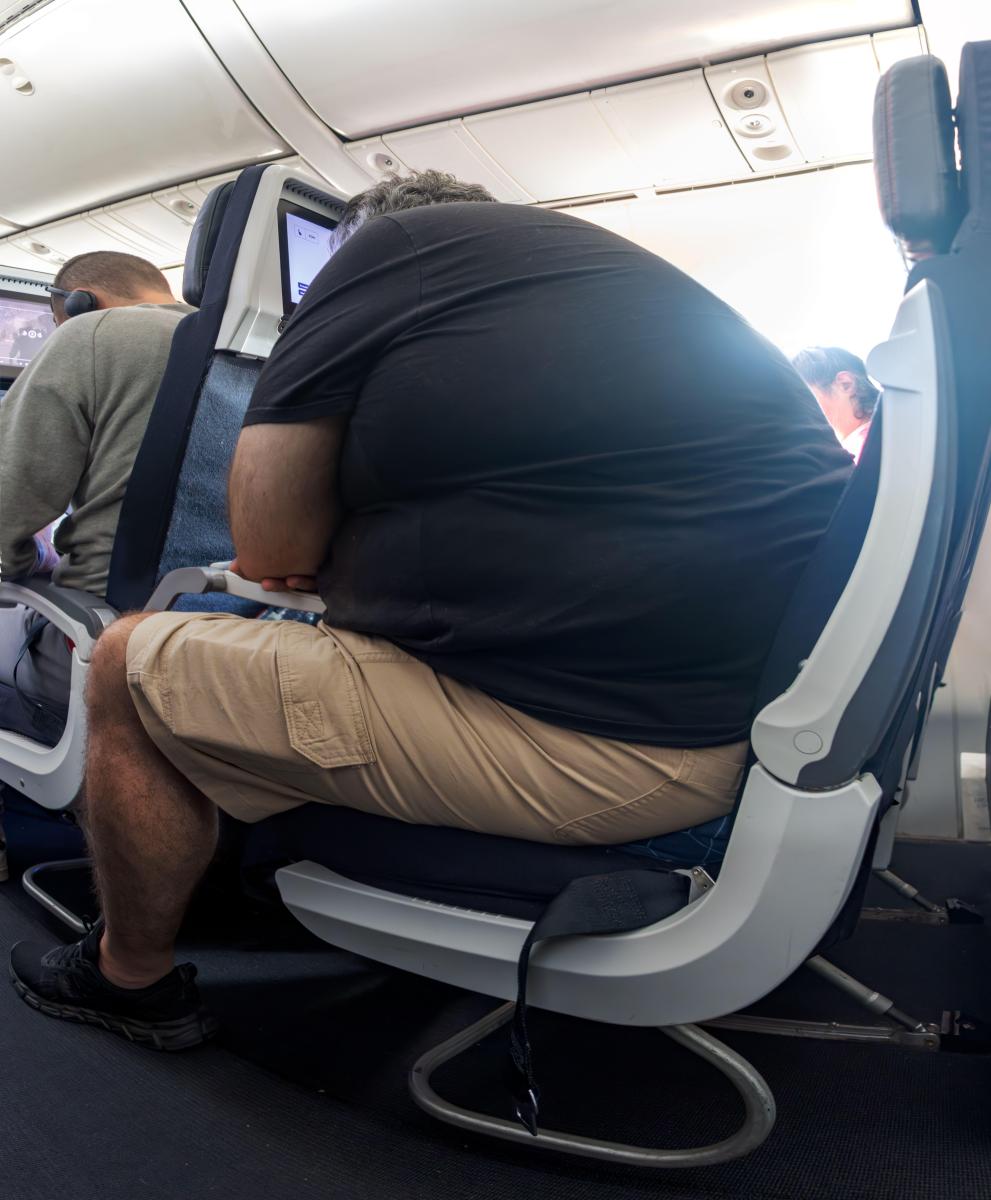 Запретный прием: когда можно откидывать спинку кресла в самолете, а когда не стоит - image 1