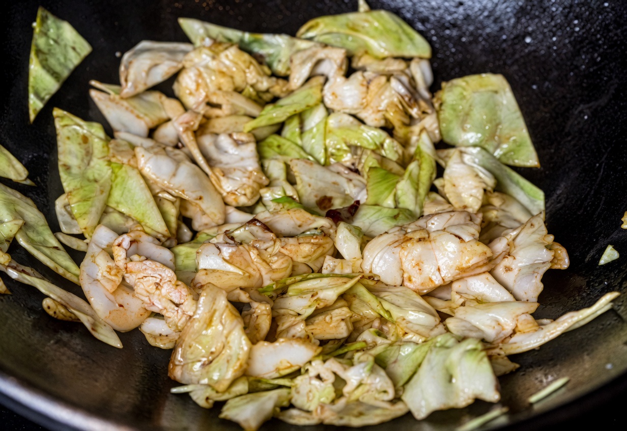 Так жарят капусту только в Китае: бюджетное блюдо за 5 минут, которое затмило ресторанные гарниры - image 1