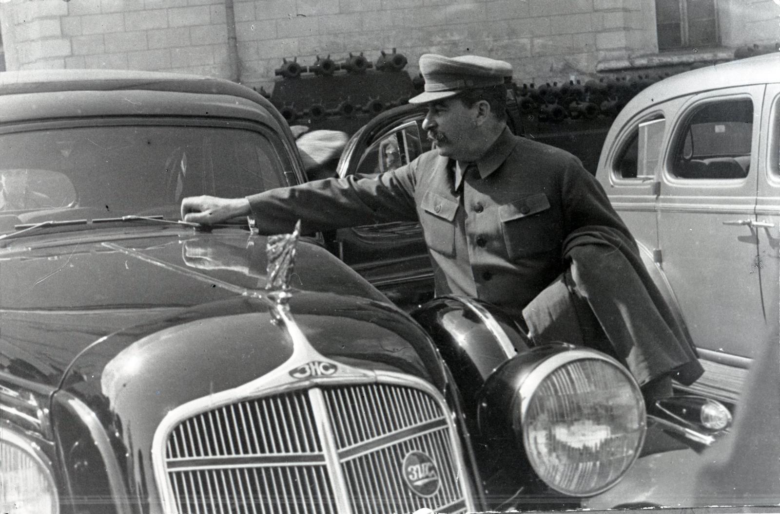 Для чего водители в СССР возили в машине портрет Сталина - image 1