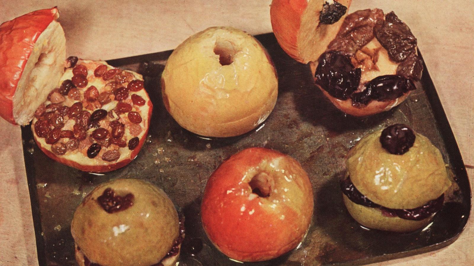 Зефир к Хэллоуину. Польза печеных яблок. Чем полезны печёные яблоки в духовке для организма человека. Яблочный компот с черепушками на Хэллоуин.