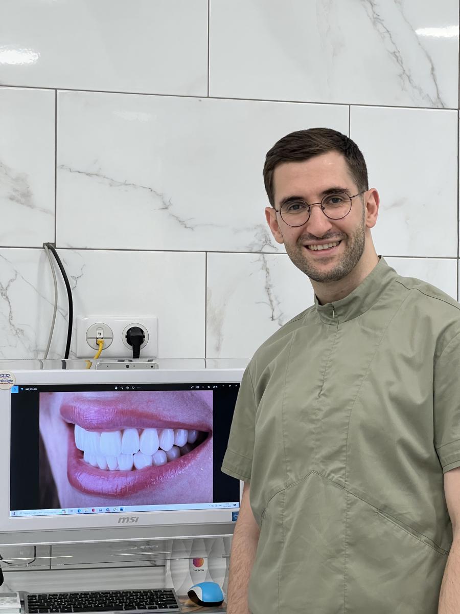 «Хороший дантист — прежде всего психолог»: стоматолог Руслан Выходцев о страхе перед лечением, ошибках при чистке зубов и уходе за полостью рта после 50 - image 3