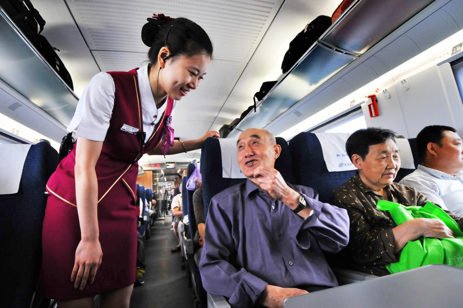 Зачем стюардессы держат руки за спиной, и почему их приветствие — не просто вежливость - image 3