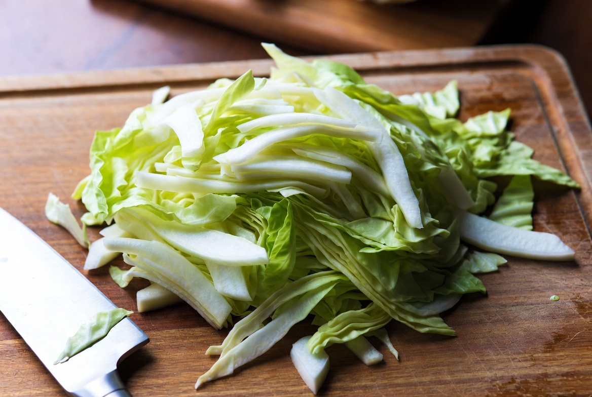 Лёгкий и нежный салат, который спасает за 10 минут до прихода гостей: без лишней возни - image 1