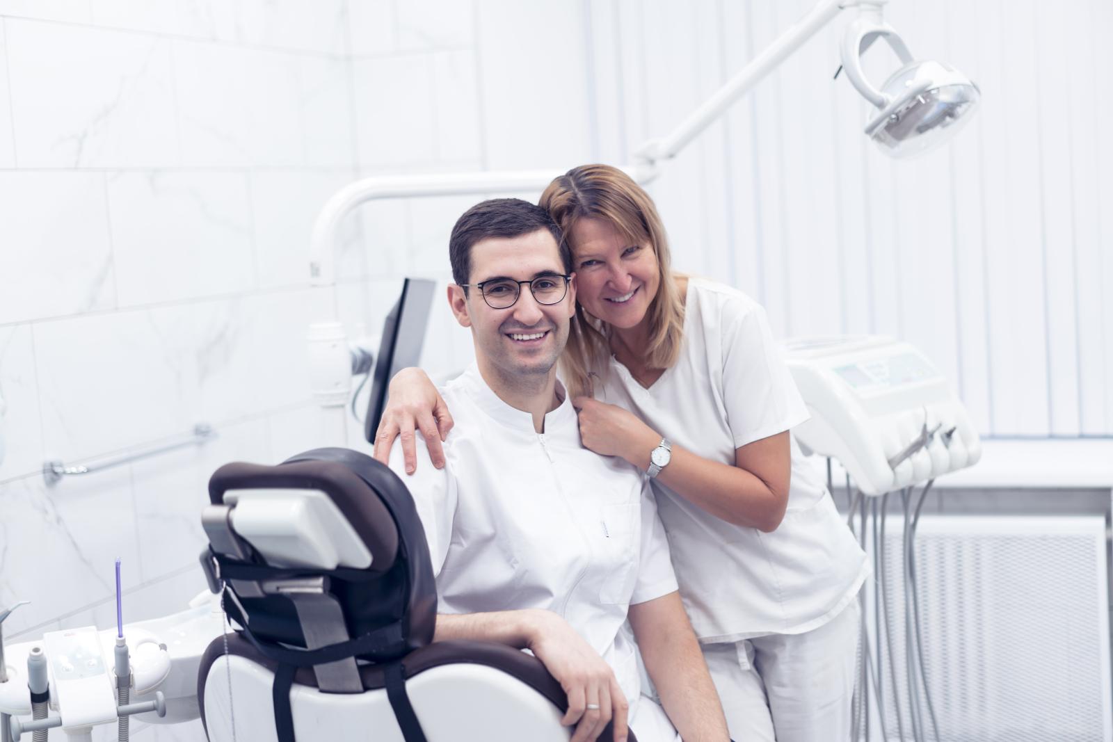 «Хороший дантист — прежде всего психолог»: стоматолог Руслан Выходцев о страхе перед лечением, ошибках при чистке зубов и уходе за полостью рта после 50 - image 8