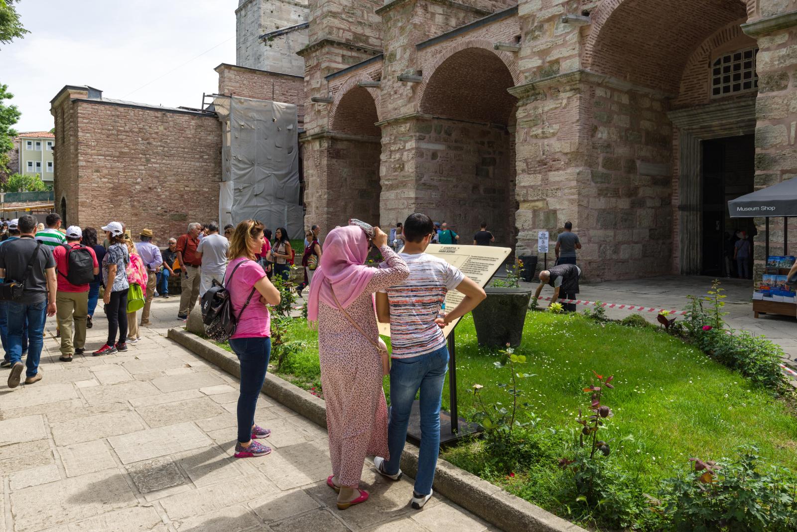 Туристы около собора Святой Софии в Стамбуле