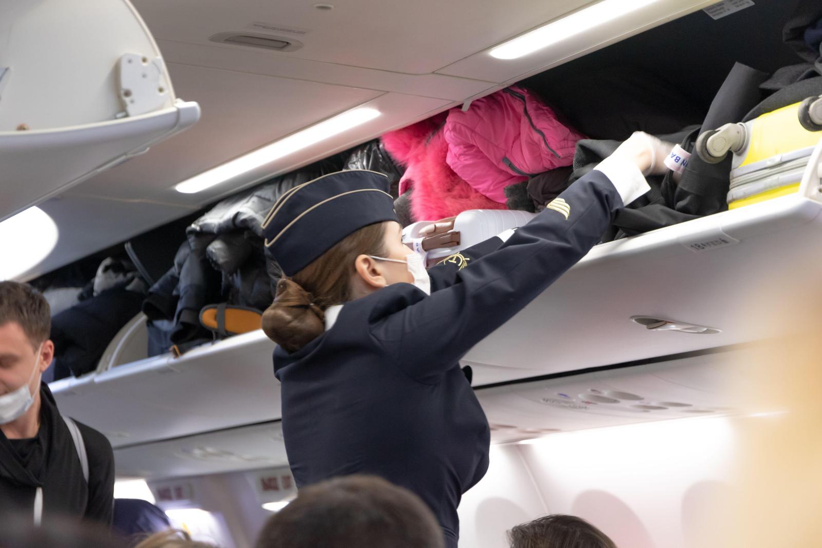 Проблемы со здоровьем и одиночество: пять мрачных фактов о работе стюардессой - image 2