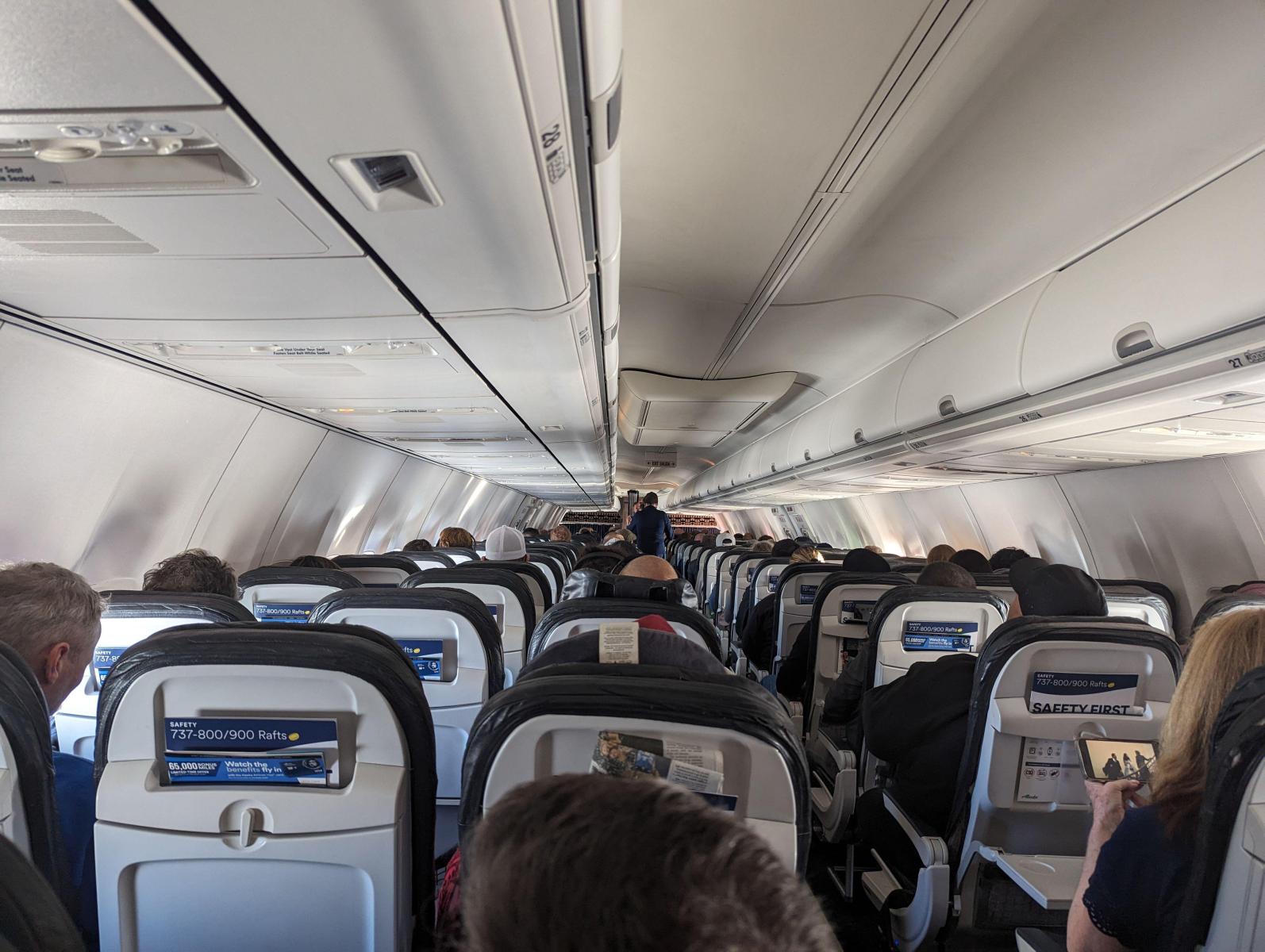 Какие кресла в самолете считают самыми безопасными при турбулентности - image 1
