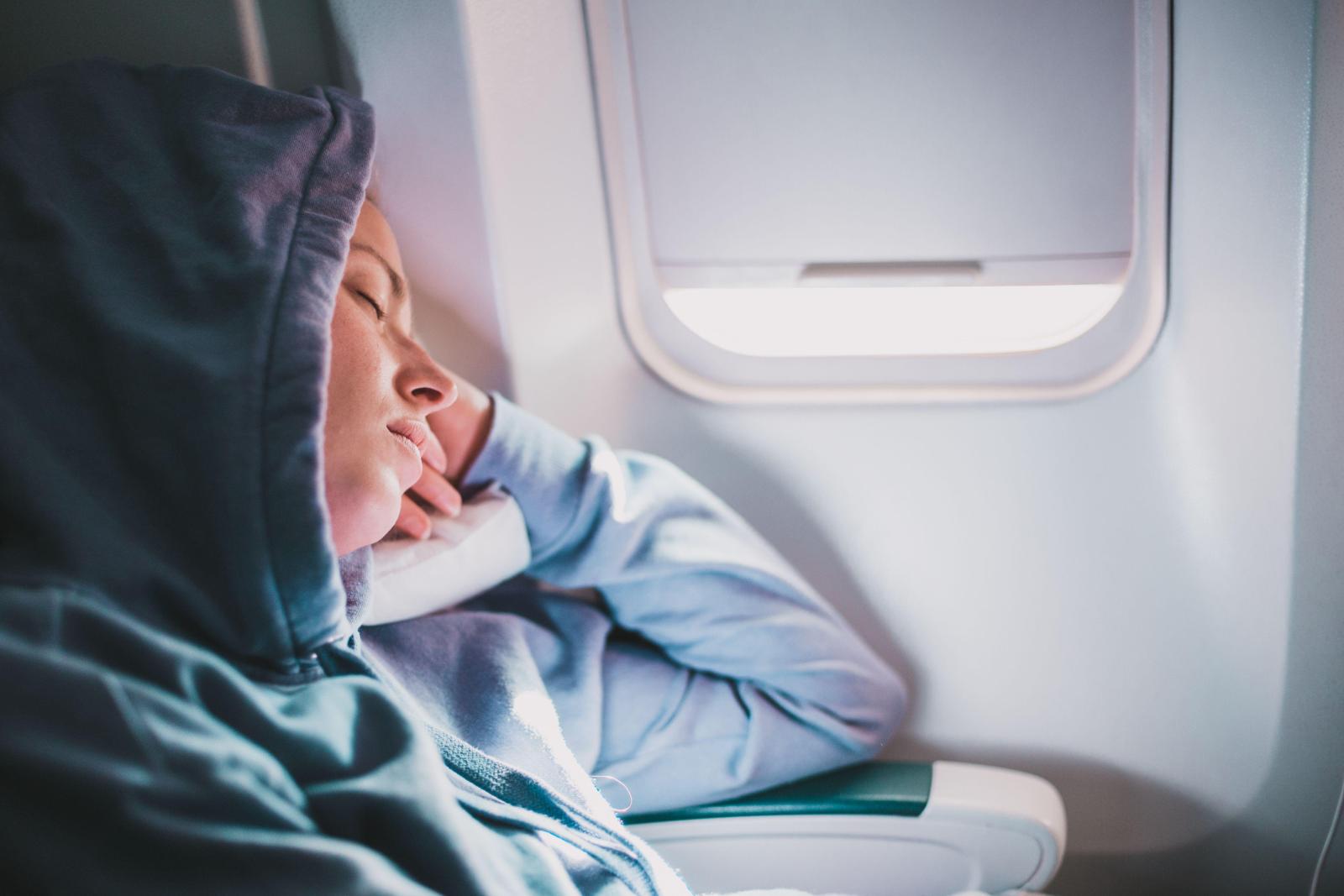 Почему опасно засыпать в самолете нетрезвым: последствия не обрадуют - image 2
