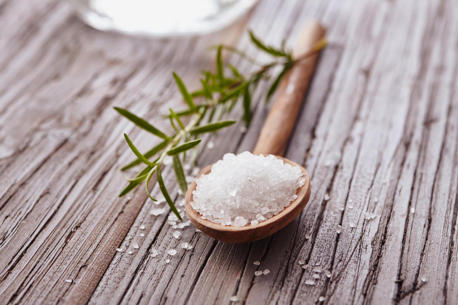 Почему говорят, что рассыпать соль — это к беде: у приметы интересная история - image 2