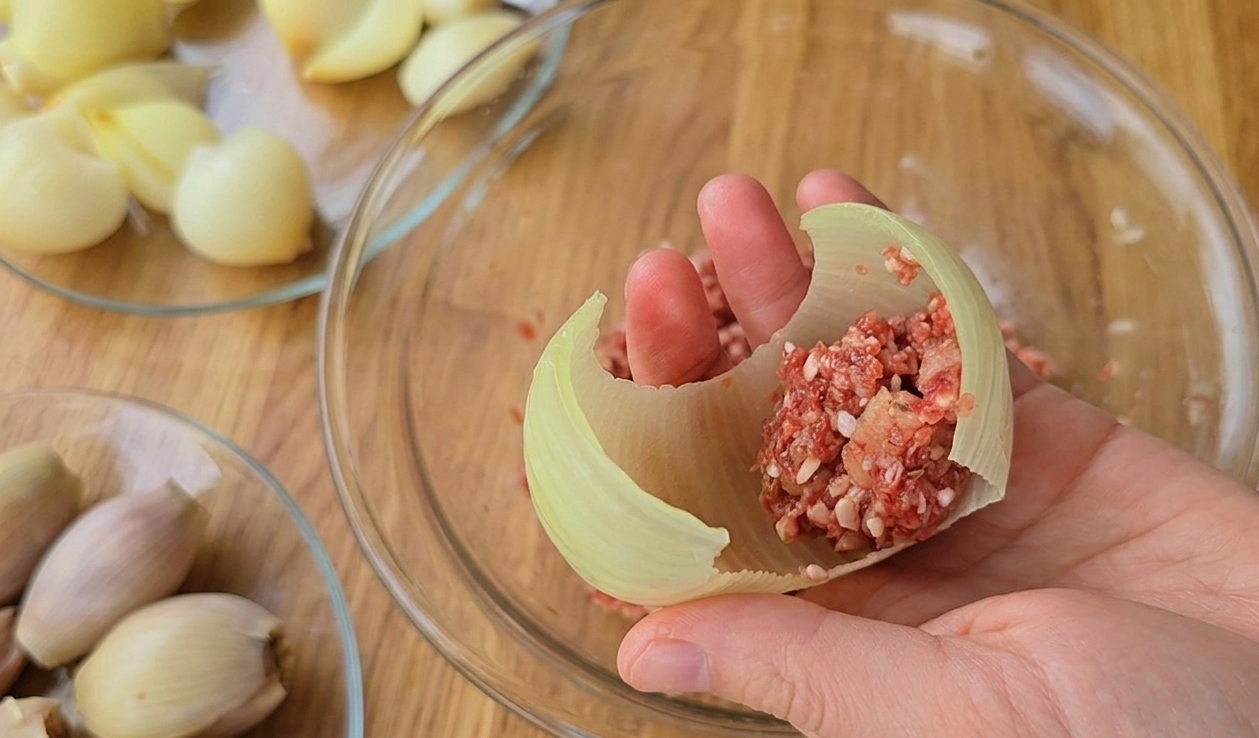Заворачиваю фарш в лук и получаю невероятную вкуснятину на обед: сочный деликатес - image 1