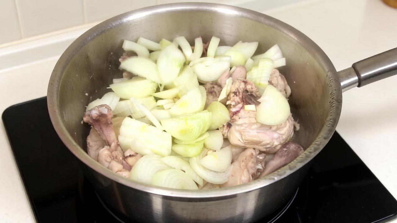 В Грузии курицу не жарят — тушат в ароматных специях: сочная и нереально вкусная - image 1