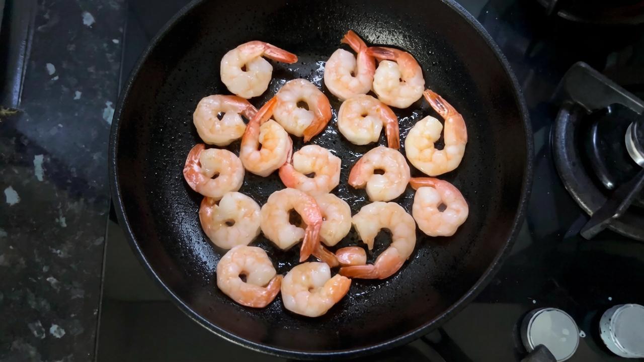 Попробовал на фуршете — теперь готовлю эту закуску на каждый праздник: завернул — и готово - image 1