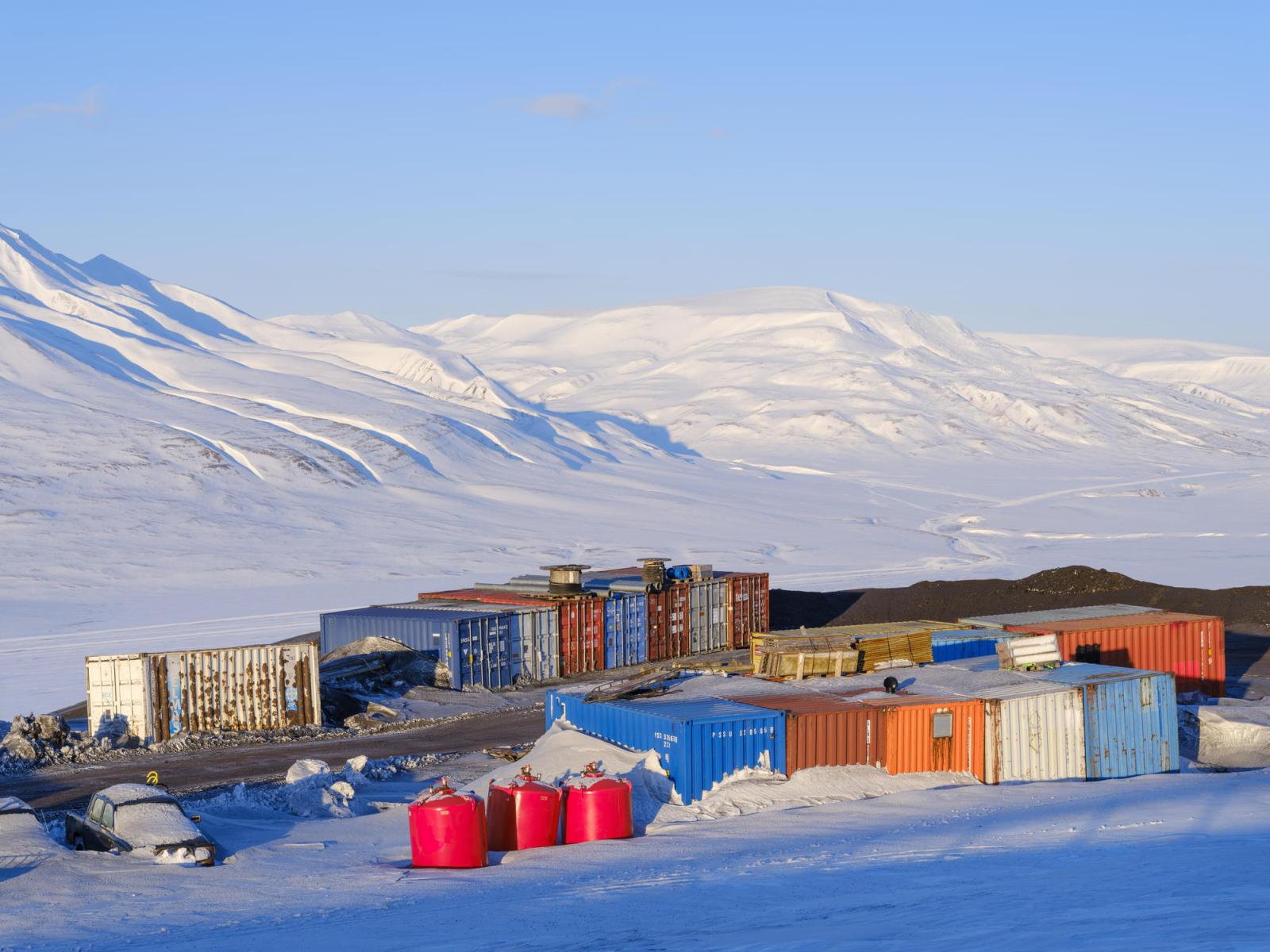 Осколок прошлого, застрявшего во льдах: как живут люди в российском городе, расположенном на Шпицбергене – во времена СССР он был местом силы - image 1