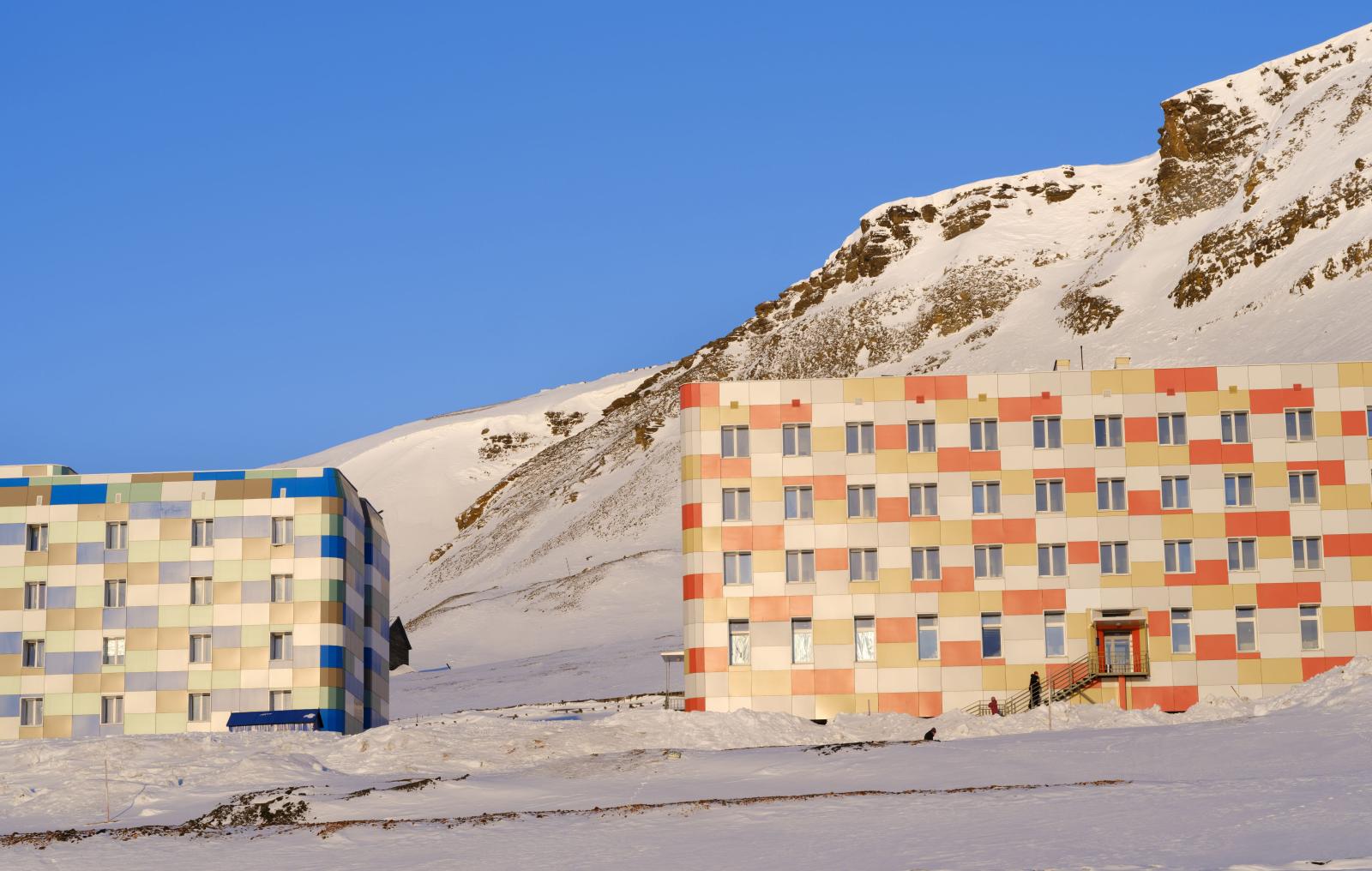 Осколок прошлого, застрявшего во льдах: как живут люди в российском городе, расположенном на Шпицбергене – во времена СССР он был местом силы - image 2