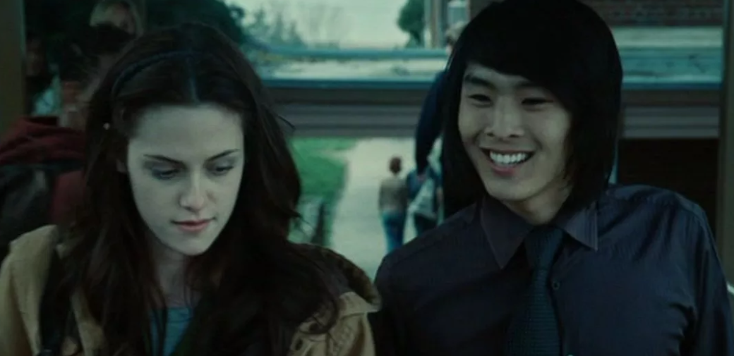 «Начал наносить удары»: актер из«Сумерек» сцепился с петербуржцем на улице Восстания - image 1