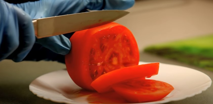 Нарезать томаты нужно только так: каждая вторая хозяйка допускает одну и ту же ошибку - image 1