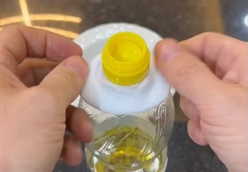 Бутылка с маслом перестанет липнуть к рукам: вот как решить проблему - image 1