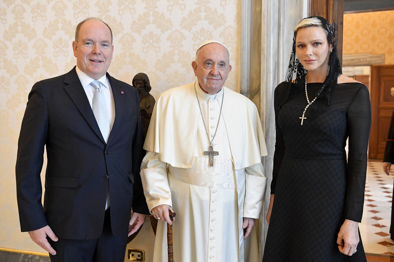 Кого или что оплакивает? Принцесса Монако пришла к Папе Римскому во «вдовьем» наряде - image 1
