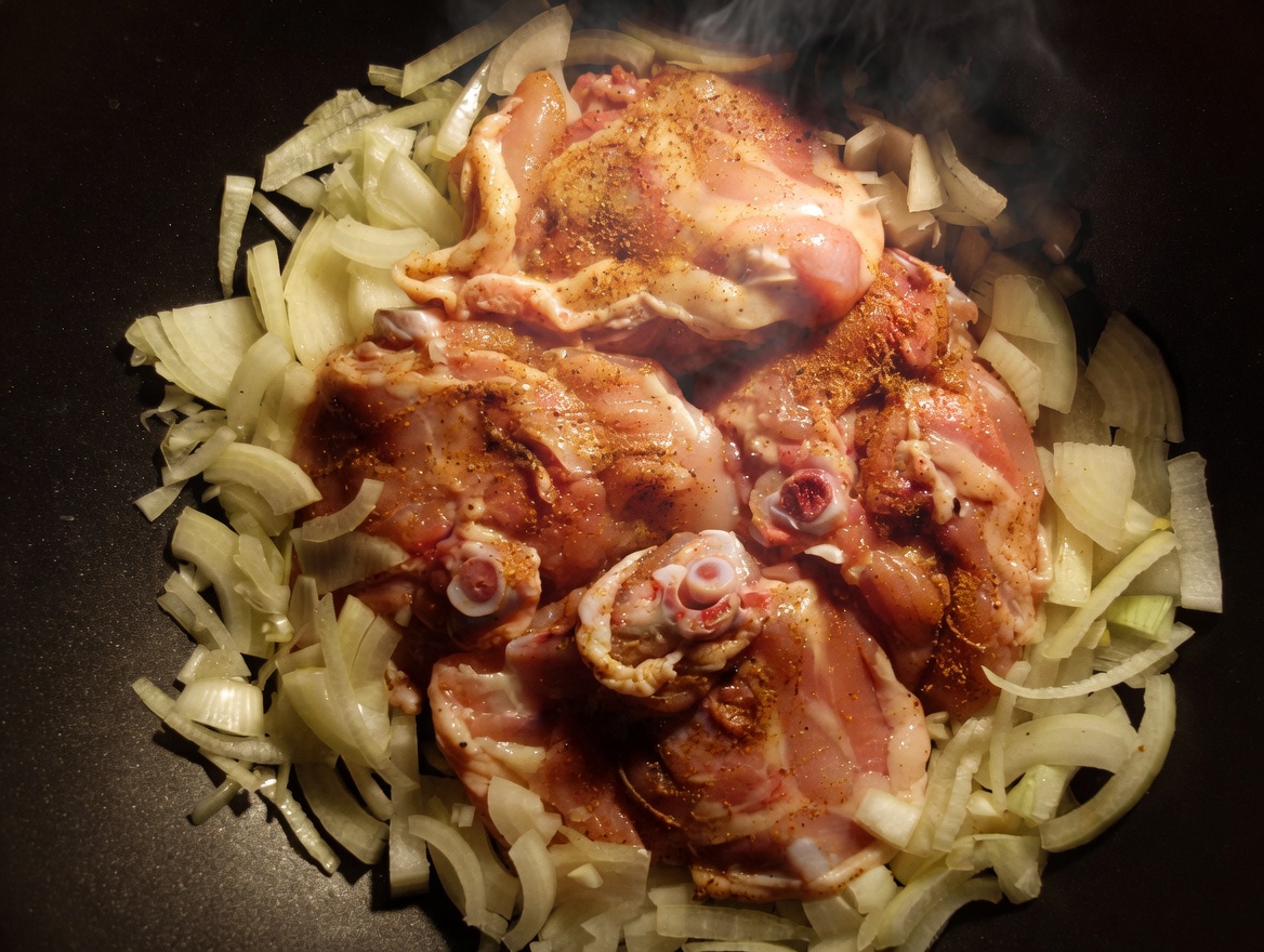 В Марокко курицу не жарят — готовят тушёное мясо с россыпью специй и овощей: настоящий Тажин с характером - image 1