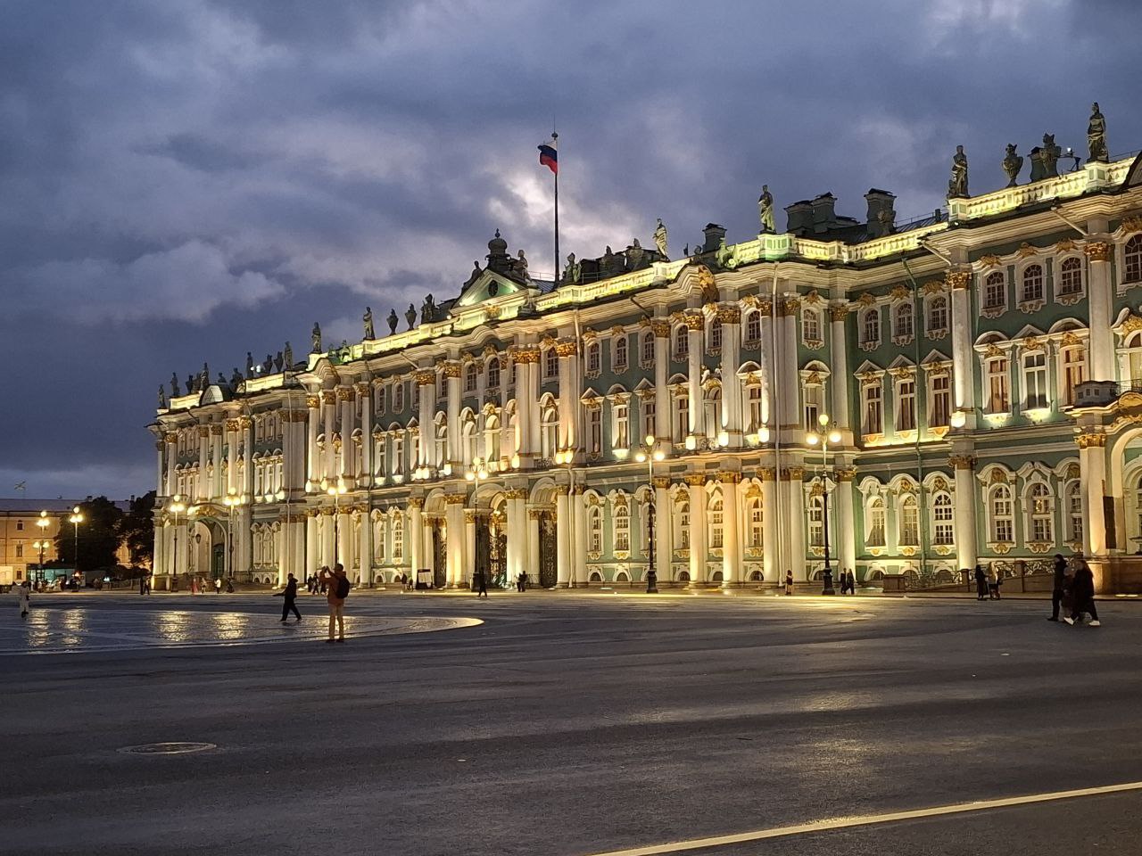 Провалились в центре Петербурга: секретные подземелья города - кто и зачем строил ходы под Невой - image 1
