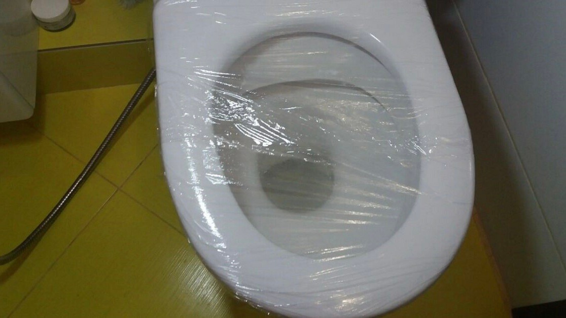 Засор в унитазе устранится за минуту без химии: вантуз теперь можно ...