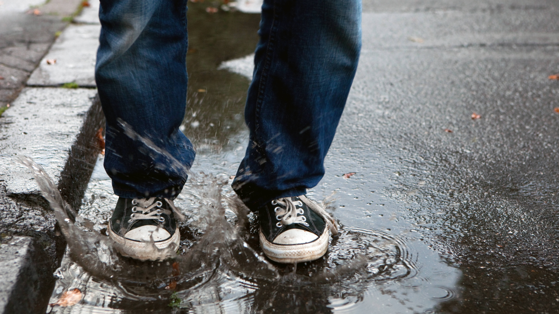 Запах сырости из обуви исчезнет за ночь: от него избавит это чудо-средство