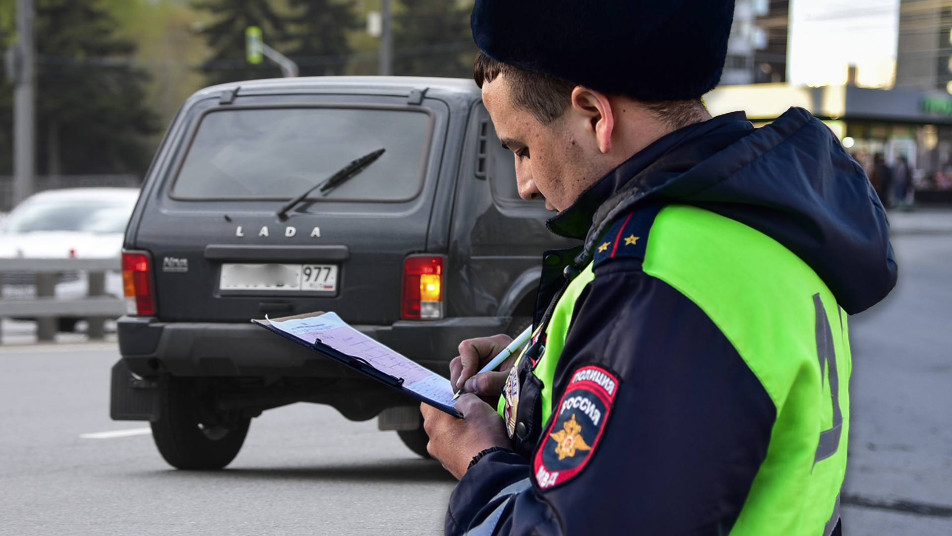 Инспектор ДПС общается с водителем