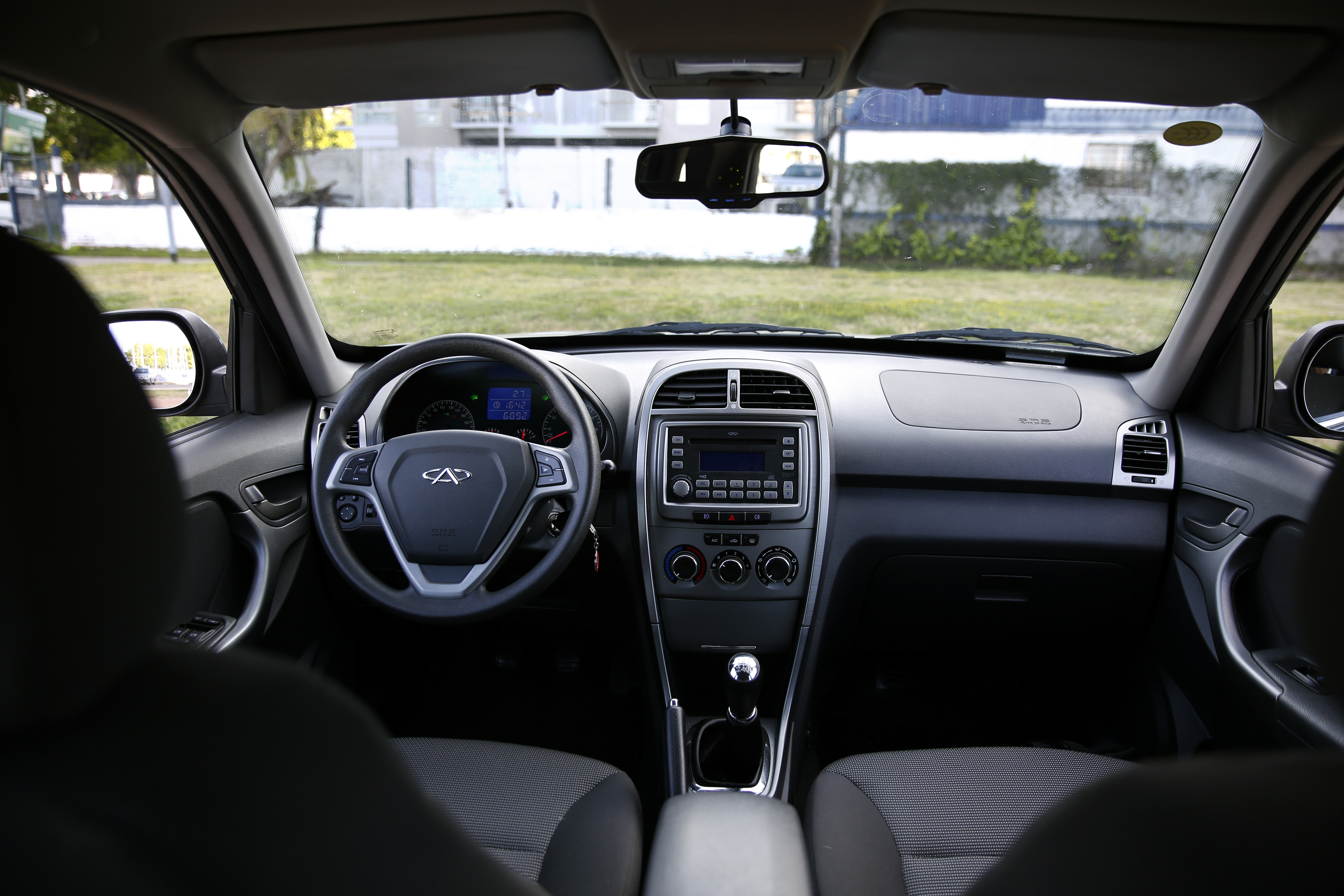 Один сосед купил Lada, второй - Chery: спустя 20 000 км разница в обслуживании шокировала обоих